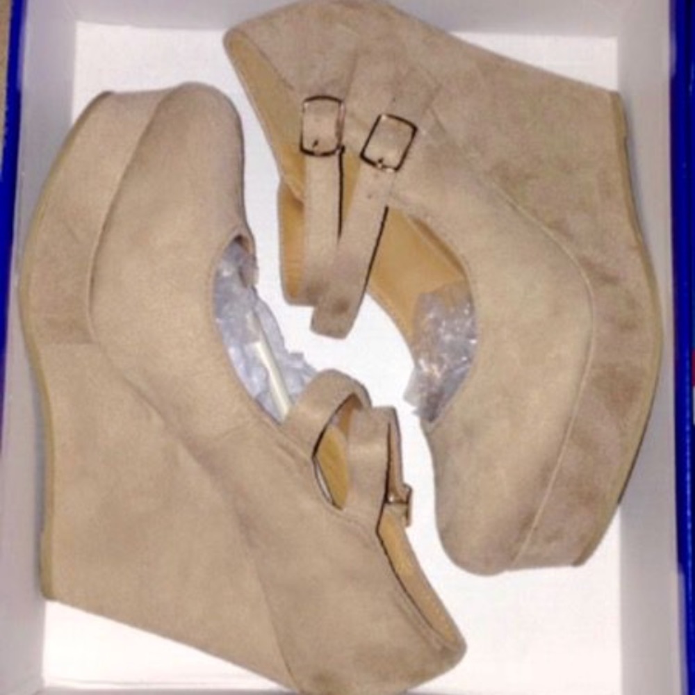 Brand new nude suede wedges ✨